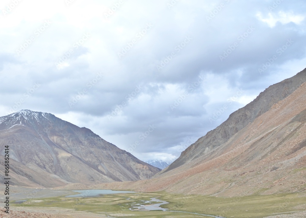 Obraz premium Leh Mountain Peaks Shrouded in Clouds under Clear Blue Sky