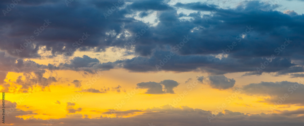 Obraz premium Evening sky with dark clouds above