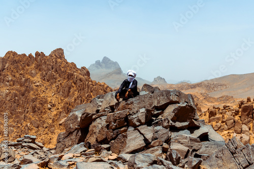 Tableau sur toile A person from the desert sitting on the top of a mountain