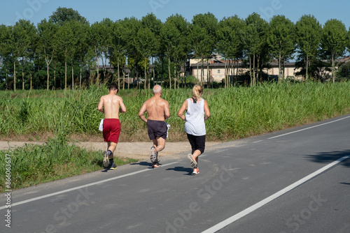 Obraz na płótnie Man woman boy running road w salonie