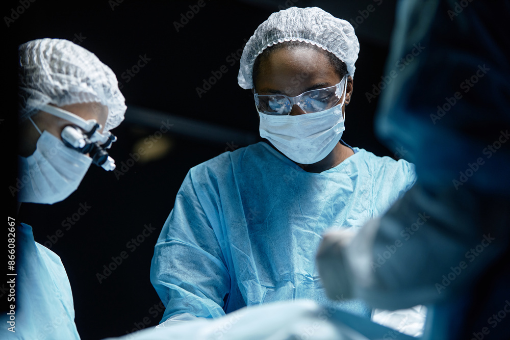 Φωτογραφία Waist up portrait of young African American woman as female surgeon with medical