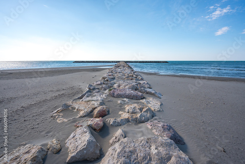 Steinsteg am Meer bei bestem Wetter photo