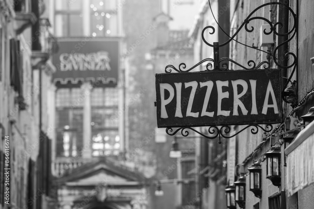 Obraz premium An old sign of a Venice pizzeria. Vintage pizzeria sign. Traditional venetian street with small restaurant. Picturesque old. Venice, Italy 04.01.2024 