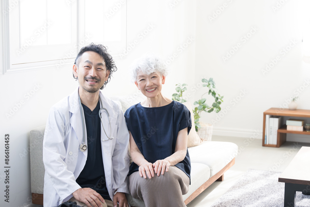 自宅へ訪問診療にくるドクターと高齢者の患者のイメージのカメラ目線 自宅へ訪問診療にくるドクターと高齢者の患者のイメージのカメラ目線