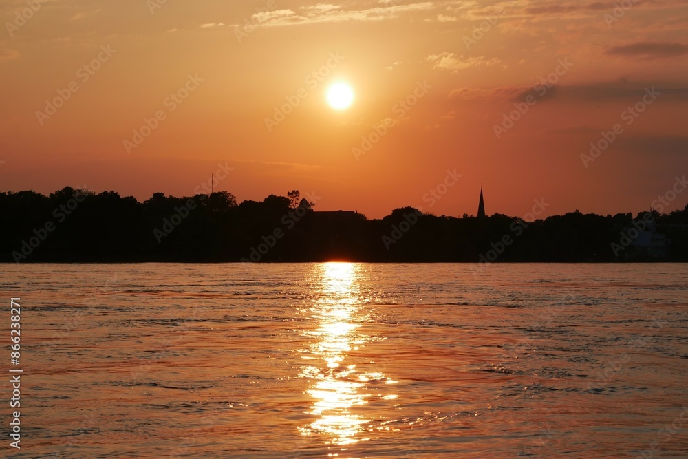 Naklejka premium 夕焼けと川