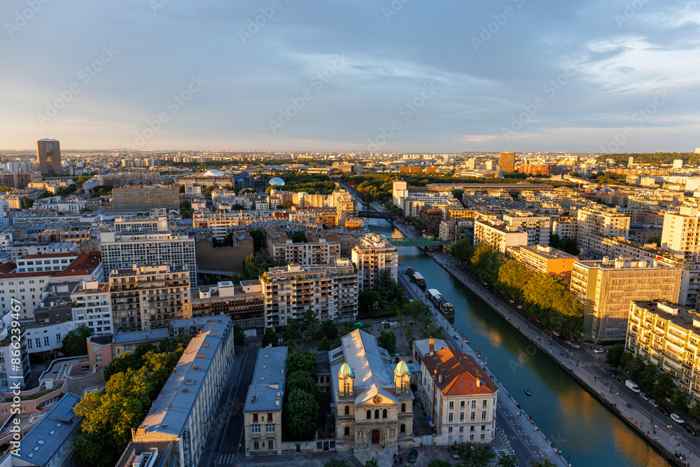 Fototapeta premium Vue aérienne du quartier de la Villette situé à Paris en France