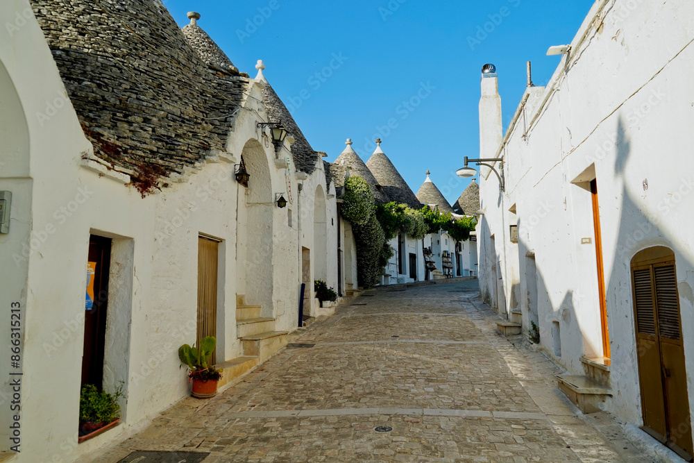  L'inconfondibile impianto architettonico dei trulli nei quartieri Aia e Monte di Alberobello, Patrimonio dell'umanità UNESCO. Brindisi, Puglia. Italia