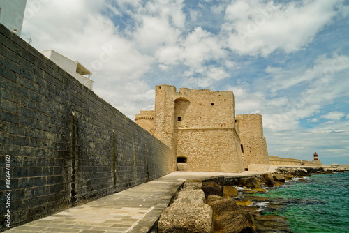 Fotografie Il Castello di Carlo V e le mura di Monopoli, Bari, Puglia. Italy