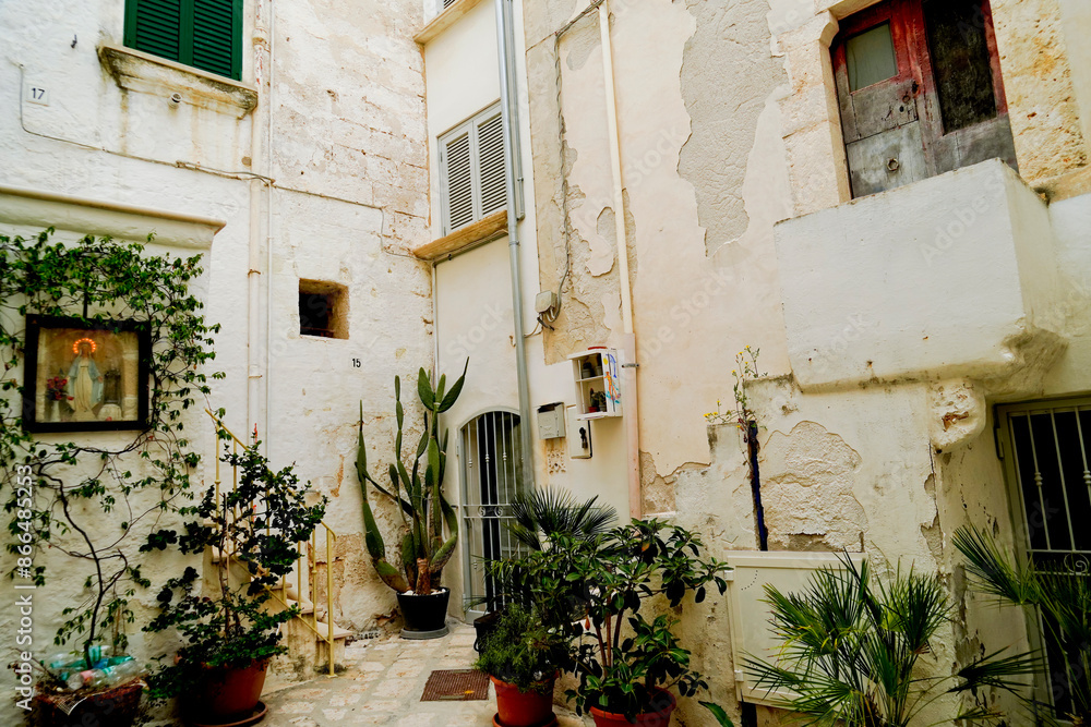 Fototapeta premium Il famoso borgo di Polignano a Mare affacciato sull'Adriatico, Bari, Puglia, Italia