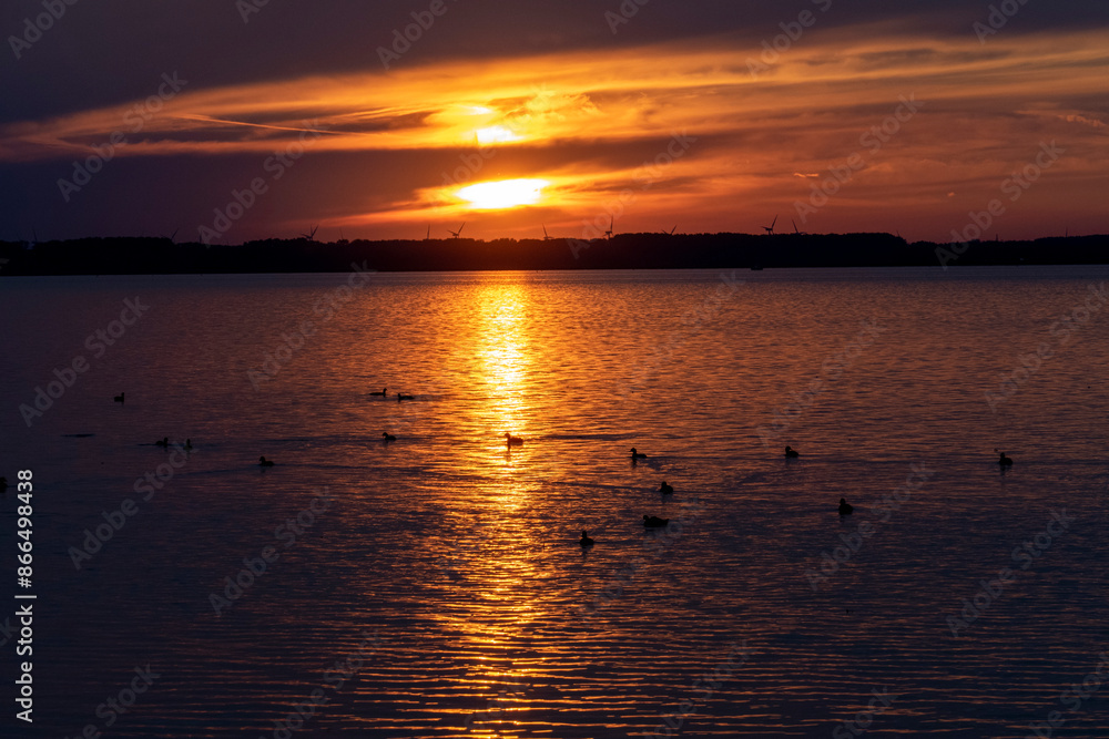 Sonnenuntergang am Veluwemeer in Richtung Ijsselmeer mit Windrädern in der Ferne Sonnenuntergang am Veluwemeer in Richtung Ijsselmeer mit Windrädern in der Ferne