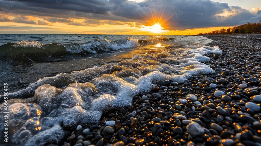 Obraz premium The ocean is calm and the sun is setting, creating a beautiful