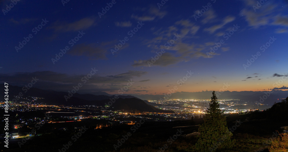 Obraz premium よませ温泉から見下ろした長野市街の夜景（日本長野県下高井郡）