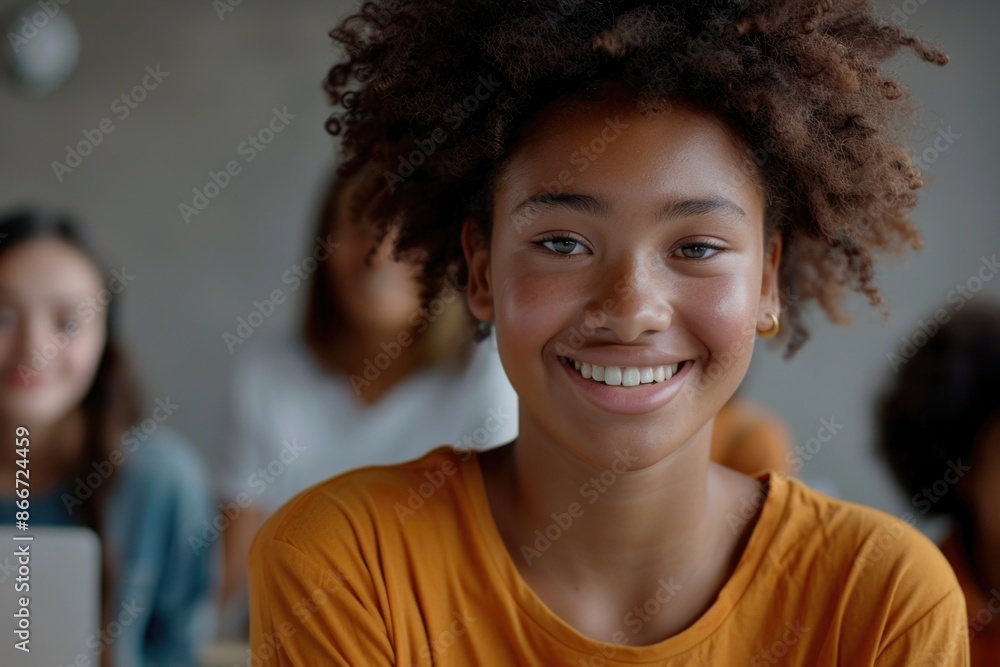 Obraz premium A smiling woman surrounded by a crowd of people