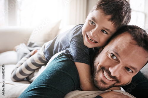 Foto Happy, dad and child hug in a living room at family home playing and excited together in the lounge