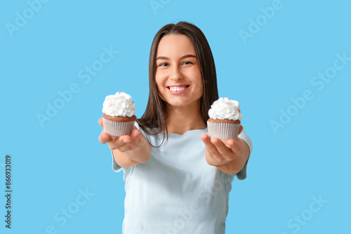 Young woman with sweet cupc...