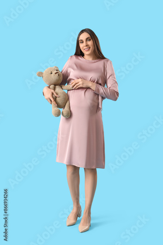Young pregnant woman with t...