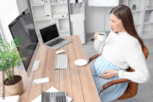 Pregnant woman working remo...