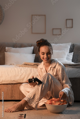 Young woman with potato chi...