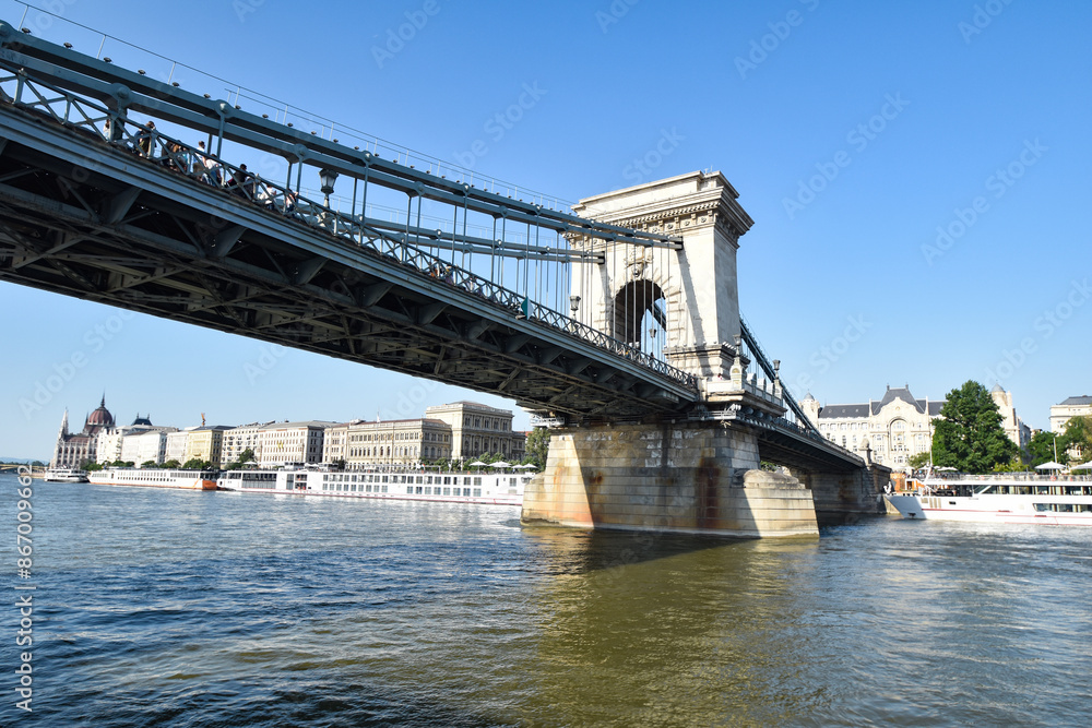 Obraz premium ブダペストのドナウ川にかかる鎖橋（セーチェニー橋）