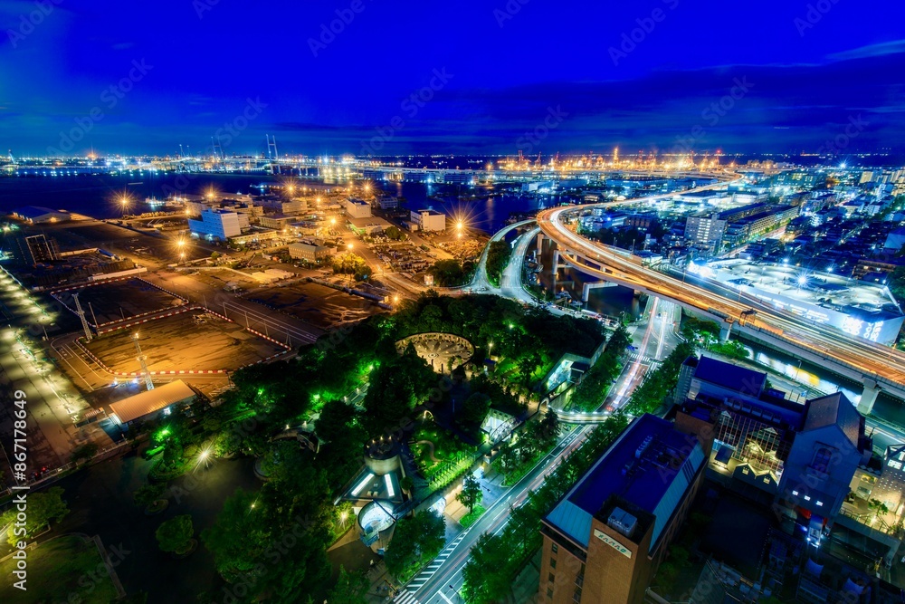 Fototapeta premium 横浜市、横浜マリンタワーからの眺め（本牧埠頭方面）