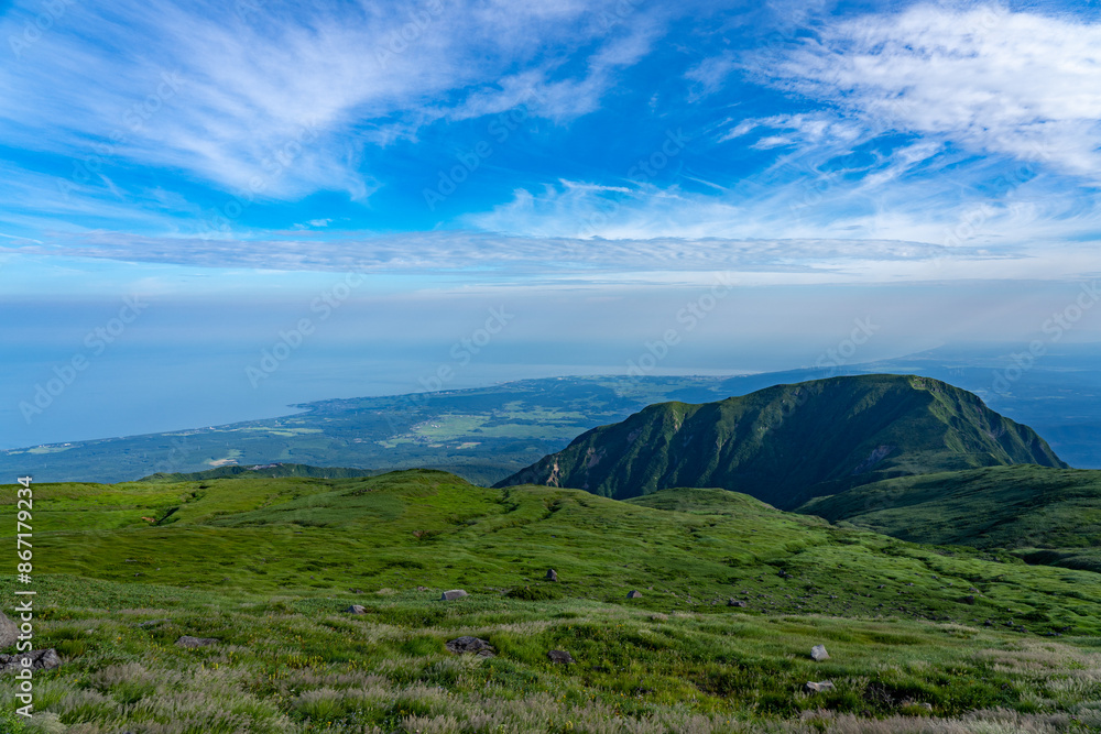 Naklejka premium 夏空の鳥海山