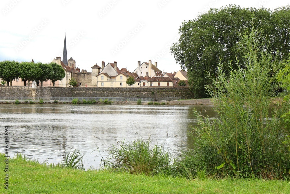 Φωτογραφία Vue d'ensemble de la ville le long de la rivière Saône, ville de Auxonne, départ