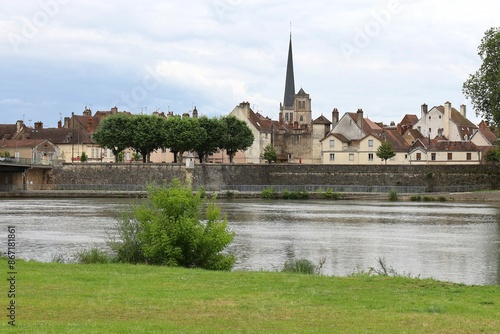 Vue d'ensemble de la ville le long de la rivière Saône, ville de Auxonne, département de la Côte d'Or, France photo