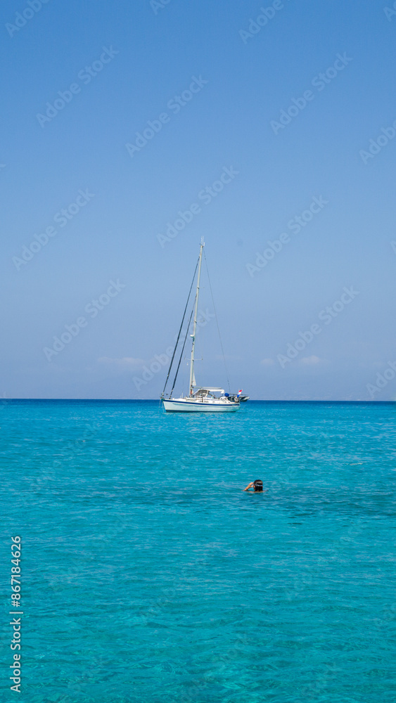 Naklejka premium sailboat on the sea