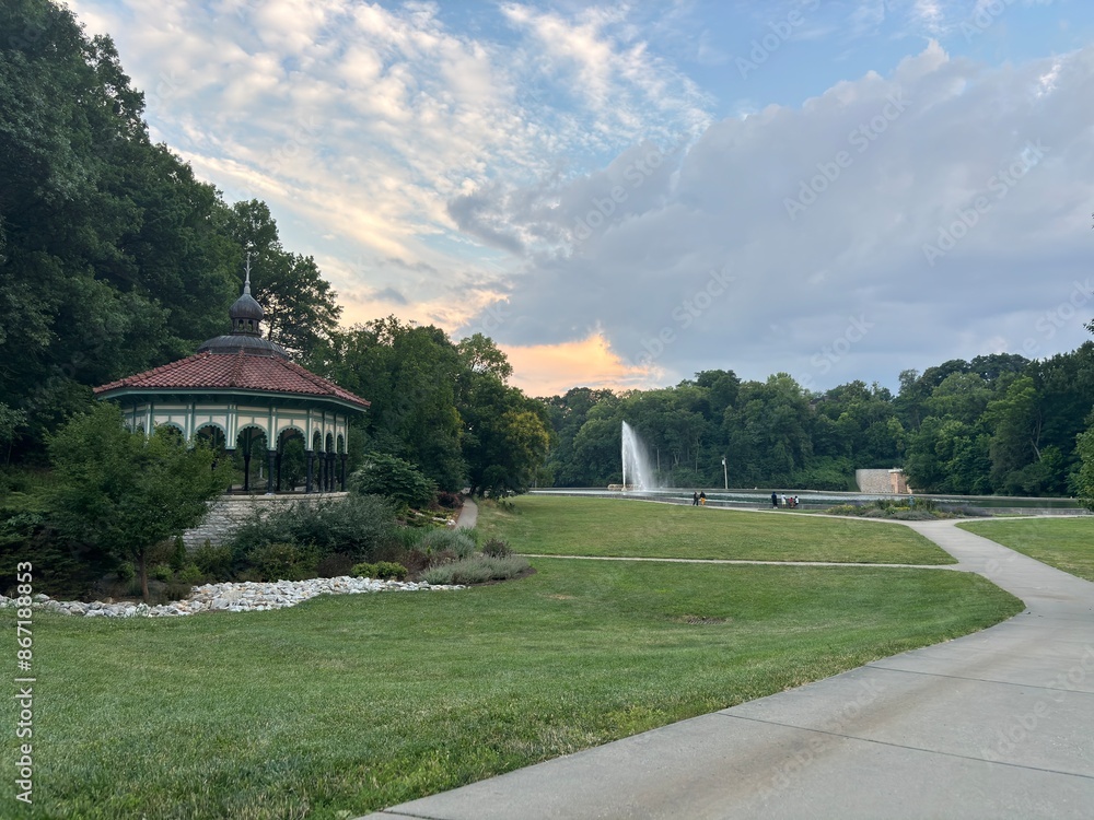 Fototapeta premium Spring House Gazebo and Mirror Lake in Eden Park, Cincinnati