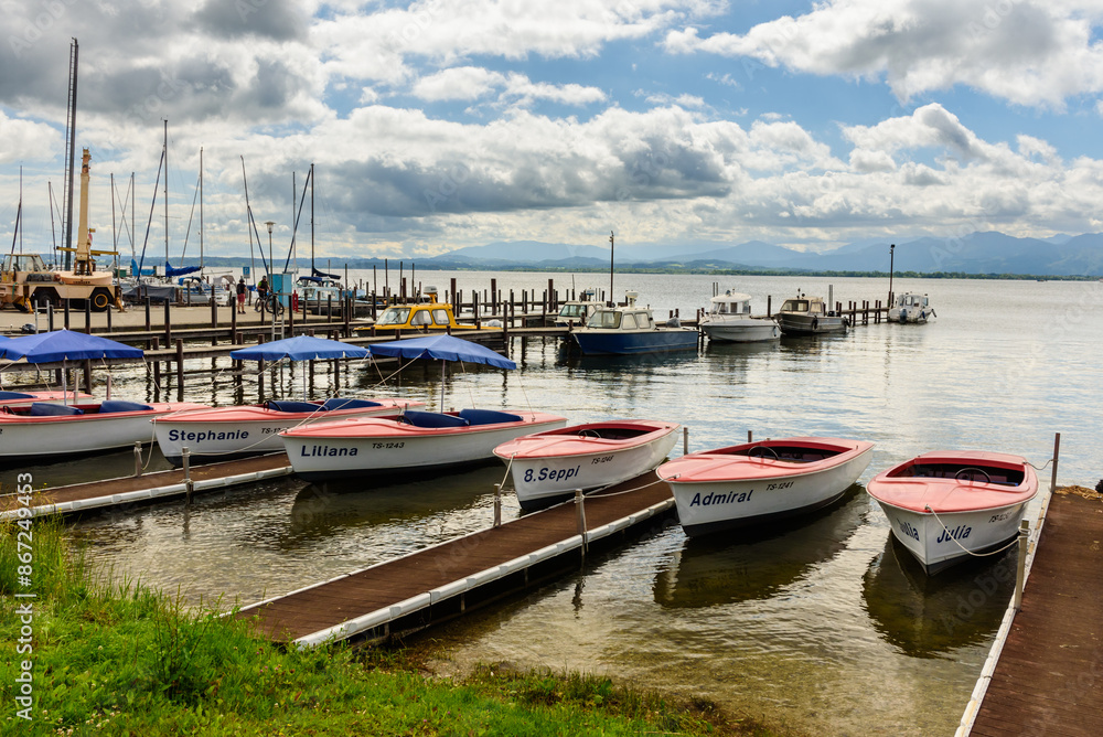 Fototapeta premium Gstad am Chiemsee im Sommer, Bootsverleih