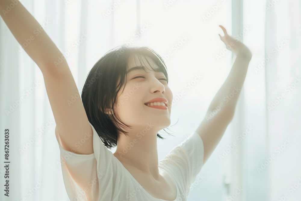 朝の光と健康的な女性