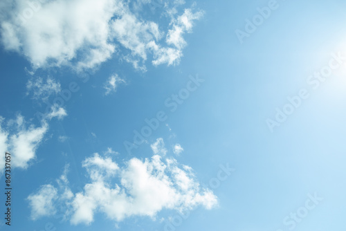 真っ青な夏の青空と白い雲