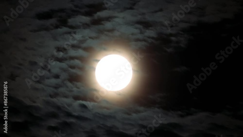 おぼろ月、満月と雲