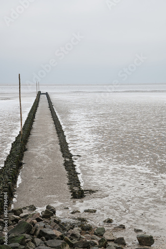 Gehweg in der Nordsee bei Meldorf, Deutschland