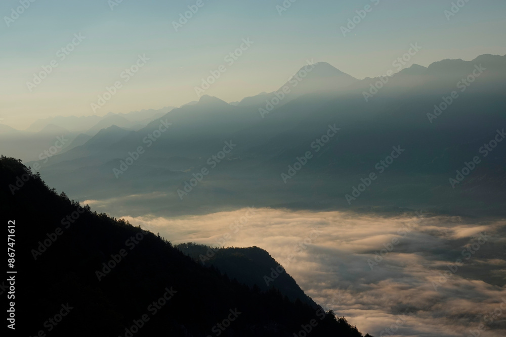 Obraz premium Blick vom Dobratsch in Kärnten in Österreich am Morgen im Herbst