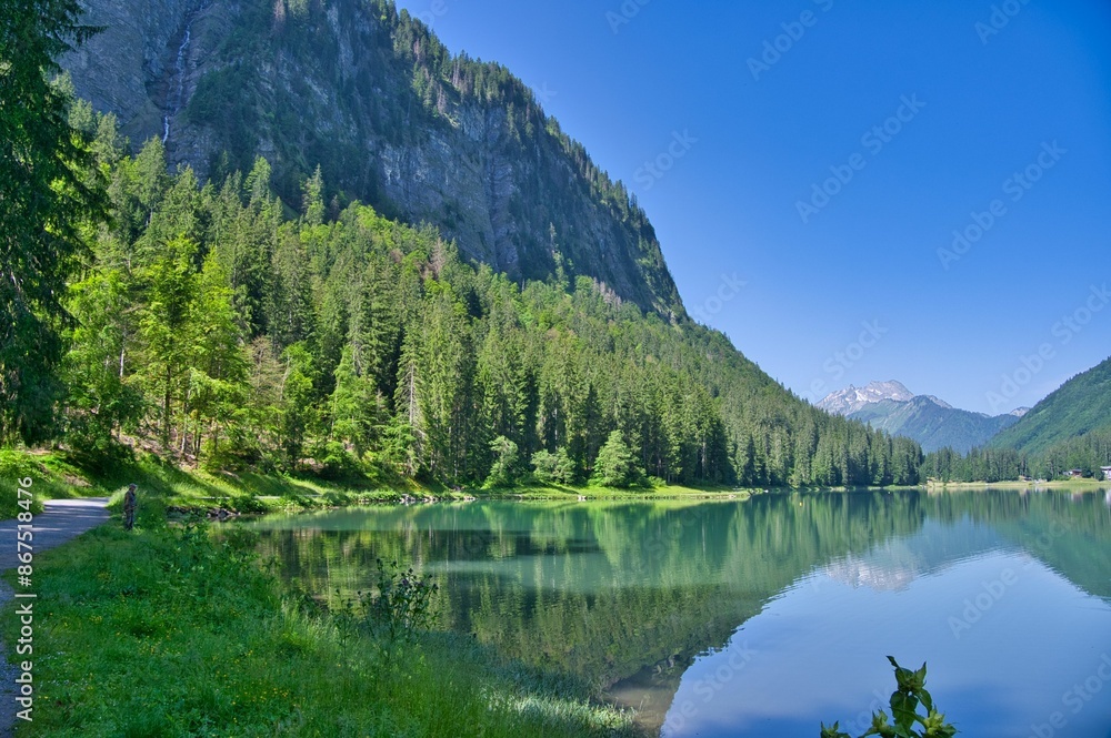 Lac de Montriond in den französischen Alpen Lac de Montriond in den französischen Alpen