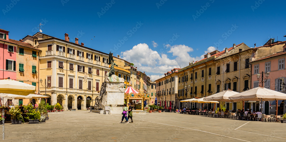 Fototapeta premium Piazza Giacomo Matteotti in Sarzana