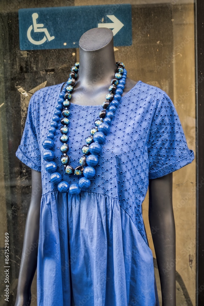 mantua, italien - blaues kleid mit perlenkette