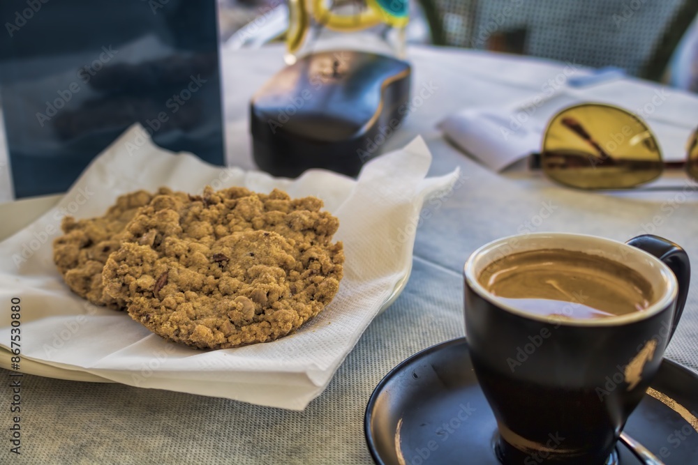 mantua, italien - traditionelle sbrisolona mit einer tasse kaffee