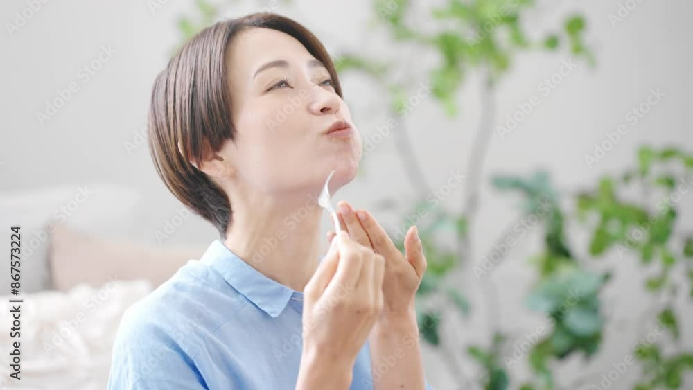 メロンを食べる若い女性 ライフスタイルイメージ
メロンを食べる若い女性 ライフスタイルイメージ