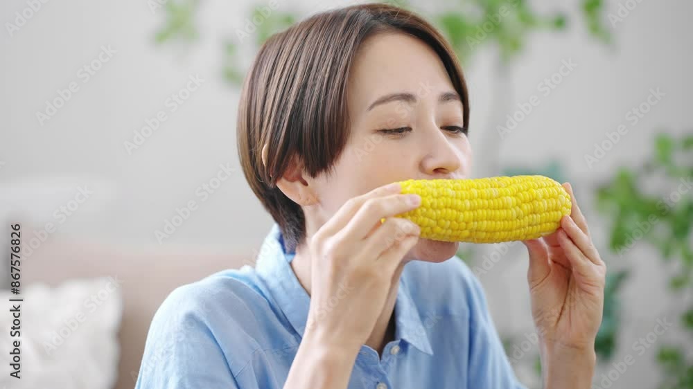 トウモロコシを食べる若い女性 ライフスタイルイメージ
トウモロコシを食べる若い女性 ライフスタイルイメージ