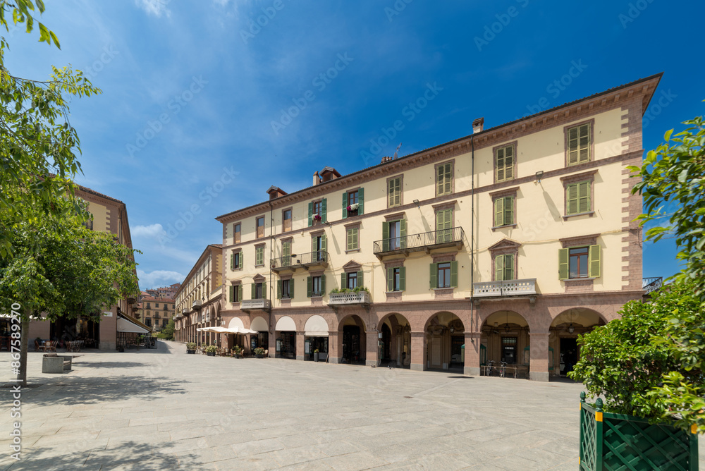 Obraz premium Saluzzo, Italy - Piazza Cavour and Via Silvio Pellico with ancient buildings with arcades