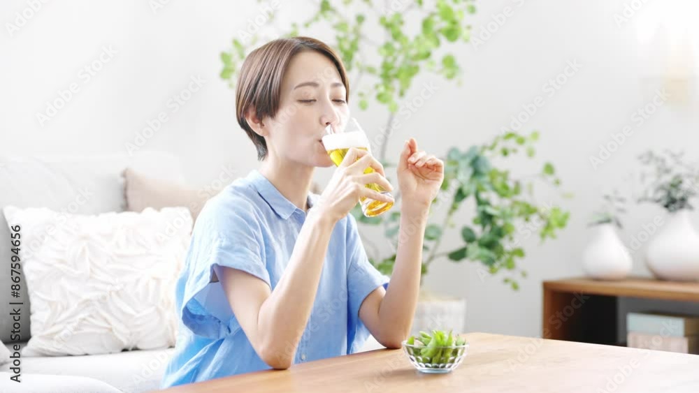 ビールを飲む若い女性 ライフスタイルイメージ
ビールを飲む若い女性 ライフスタイルイメージ