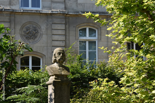 Le monument à Flaubert, Jardin du Luxembourg, Paris photo