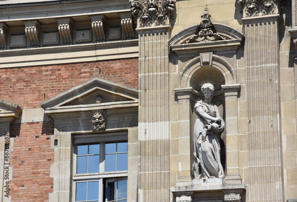 Obraz premium Statue de femme sur la façade du musée d'histoires naturelles, au jardin des plantes à Paris.
