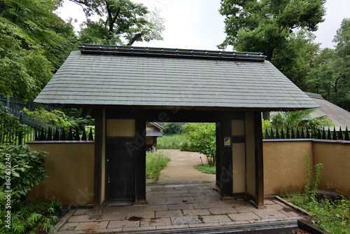 横浜, せせらぎ公園の古民家前の長屋門
 photo