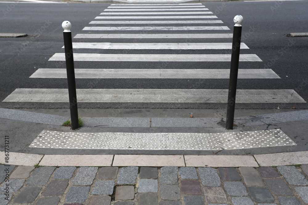 passage-pi-ton-balis-avec-des-potelets-boules-stock-photo-adobe-stock