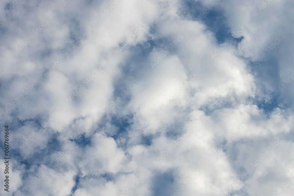 Obraz premium White clouds against a blue sky