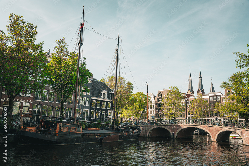 Fototapeta premium Voilier stationné dans un canal à Amsterdam
