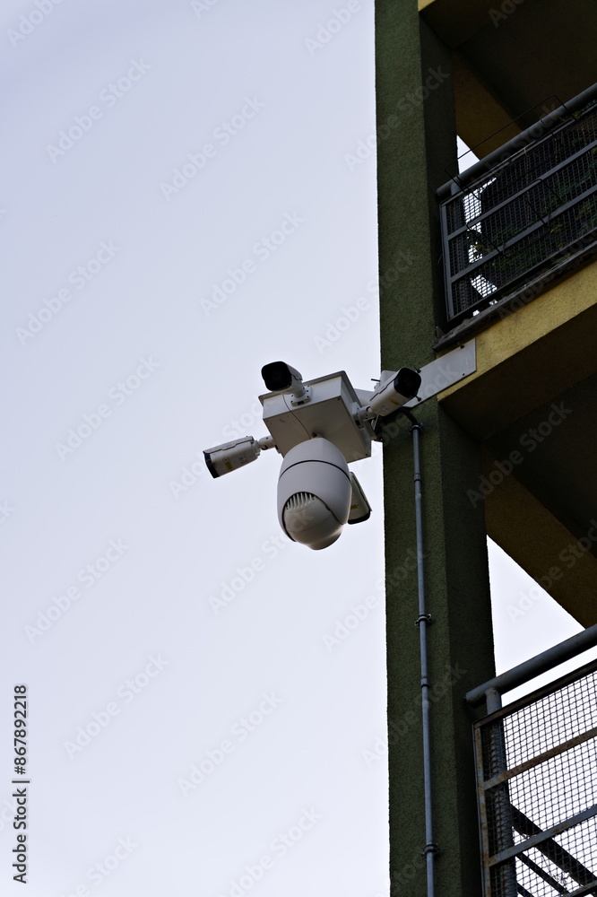 Kamera monitoringu zamocowana na rogu budynku Kamera monitoringu zamocowana na rogu budynku